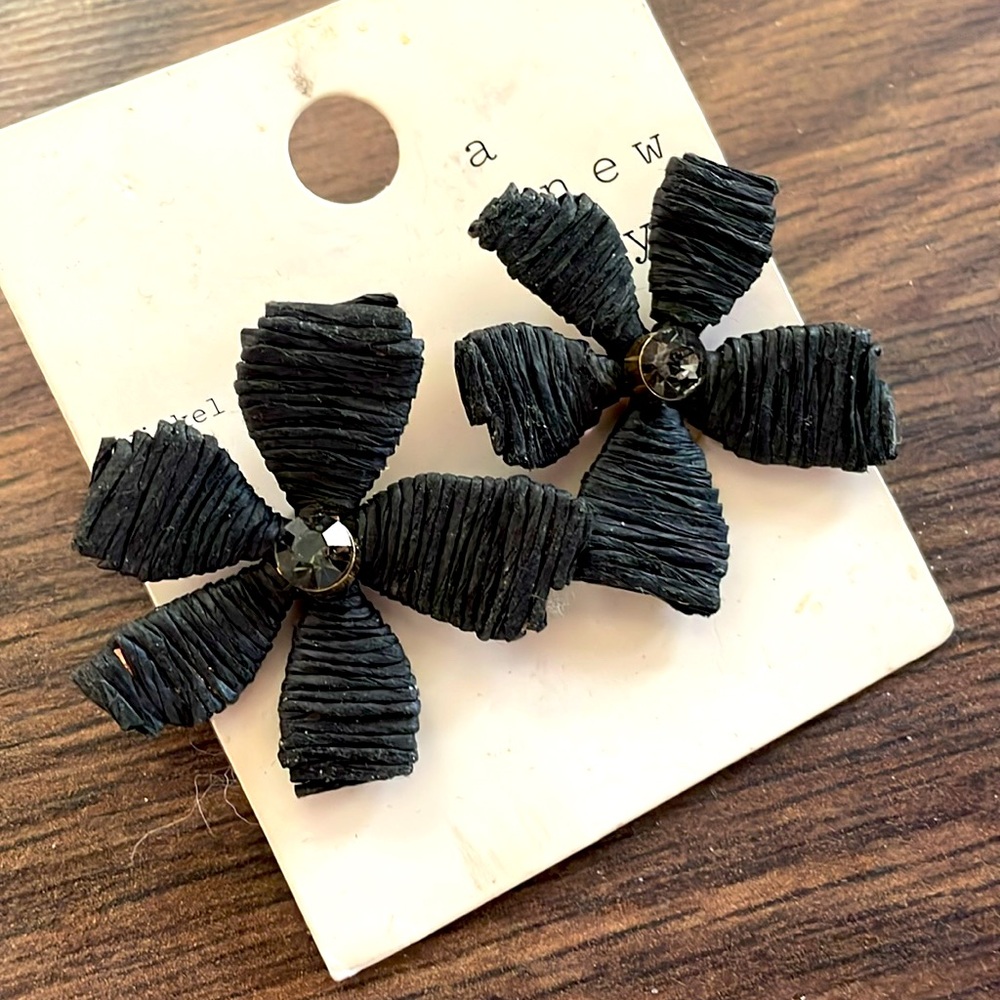 ⚜️A New Day Black Pinwheel Flower Raffia Earrings! NWT!